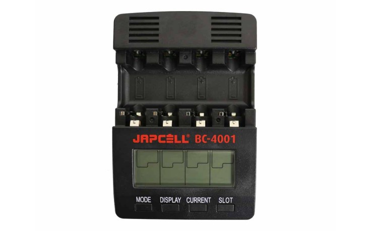 4 channels Japcell BC-4001 battery charger di fronte a Battery char